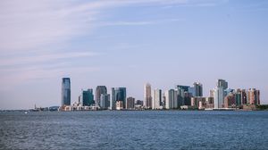 Превью обои город, здания, побережье, вода, вид