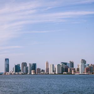 Превью обои город, здания, побережье, вода, вид