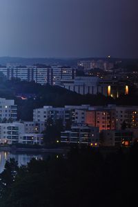Превью обои город, здания, река, ночь, небо, деревья, городской пейзаж