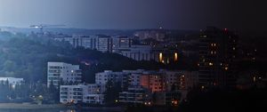 Превью обои город, здания, река, ночь, небо, деревья, городской пейзаж