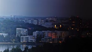 Превью обои город, здания, река, ночь, небо, деревья, городской пейзаж