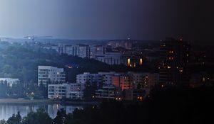 Превью обои город, здания, река, ночь, небо, деревья, городской пейзаж