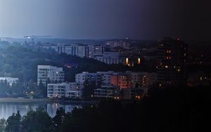 Превью обои город, здания, река, ночь, небо, деревья, городской пейзаж