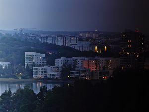 Превью обои город, здания, река, ночь, небо, деревья, городской пейзаж