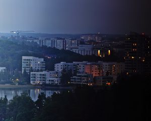 Превью обои город, здания, река, ночь, небо, деревья, городской пейзаж