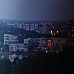 Превью обои город, здания, река, ночь, небо, деревья, городской пейзаж