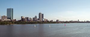 Превью обои город, здания, река, парусники, лодки