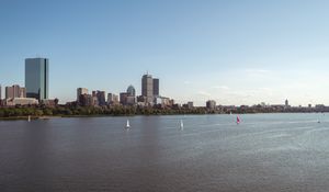 Превью обои город, здания, река, парусники, лодки