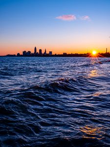 Превью обои город, здания, силуэты, вода, закат