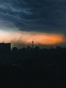 Превью обои город, здания, силуэты, облака, сумерки, темный
