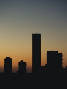 Превью обои город, здания, силуэты, сумерки, темный