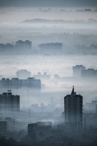 Превью обои город, здания, туман, вид сверху, иллюзия