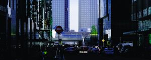 Превью обои город, здания, улица, автомобили, темный