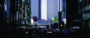 Превью обои город, здания, улица, автомобили, темный