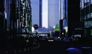 Превью обои город, здания, улица, автомобили, темный