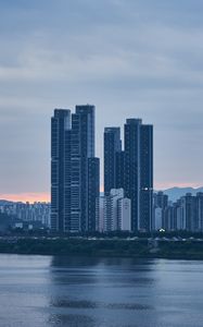 Превью обои город, здания, вода, сумерки