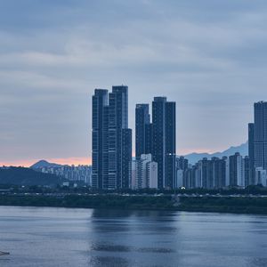Превью обои город, здания, вода, сумерки