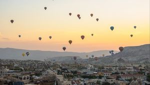 Превью обои город, здания, воздушные шары, небо, закат