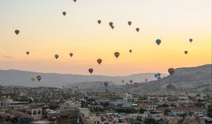 Превью обои город, здания, воздушные шары, небо, закат