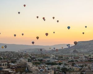 Превью обои город, здания, воздушные шары, небо, закат