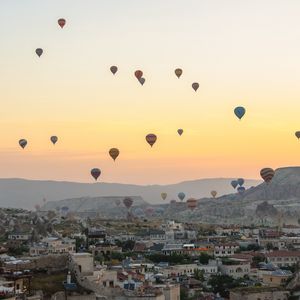 Превью обои город, здания, воздушные шары, небо, закат