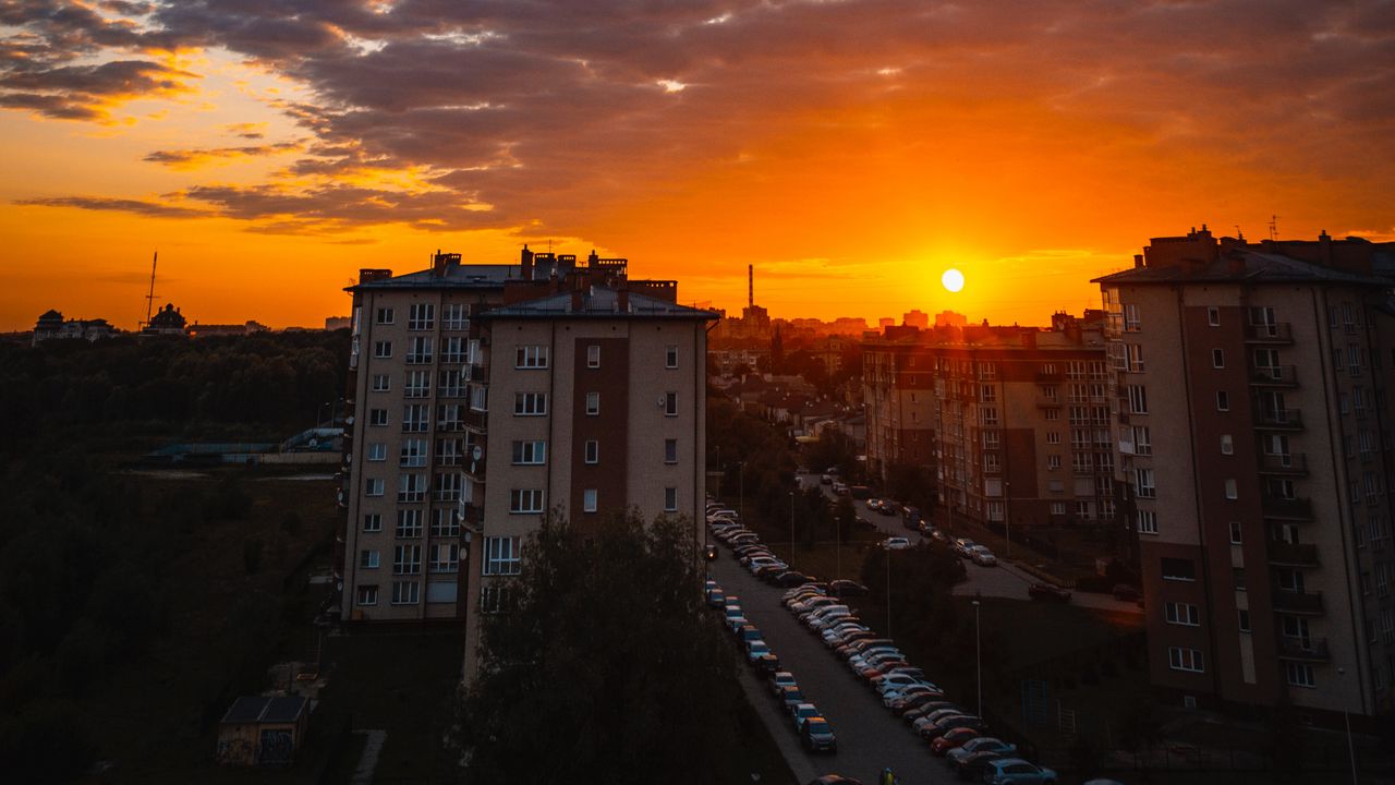 Обои город, здания, закат, облака, стоянка