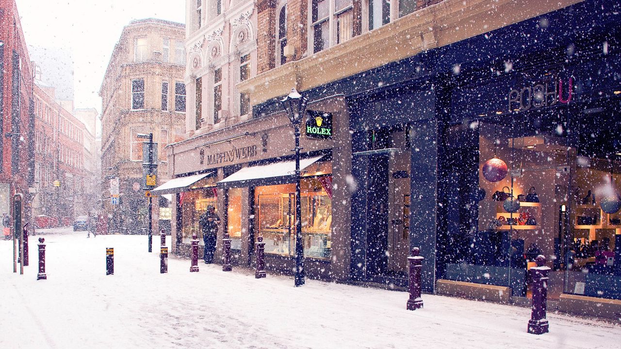 Обои город, зима, европа, улица, снег, магазины