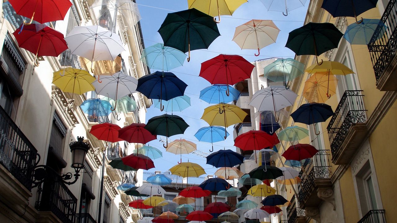 Обои город, зонты, разноцветный, небо, полет