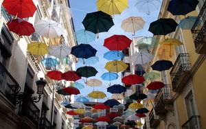 Превью обои город, зонты, разноцветный, небо, полет