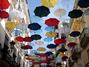 Превью обои город, зонты, разноцветный, небо, полет