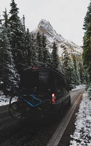 Превью обои горы, автомобиль, дорога, снег, заснеженный