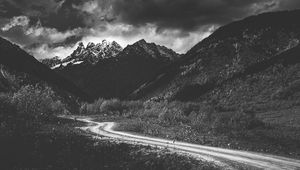 Превью обои горы, чб, снег, заснеженный, дорога