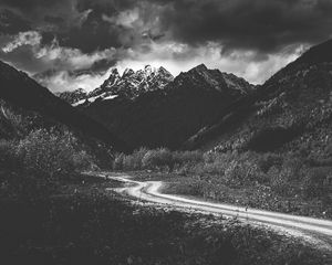 Превью обои горы, чб, снег, заснеженный, дорога