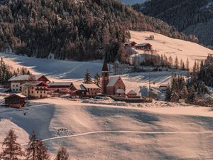 Превью обои горы, деревья, домики, снег, зима