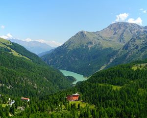 Превью обои горы, деревья, лес, домик, озеро, природа, пейзаж