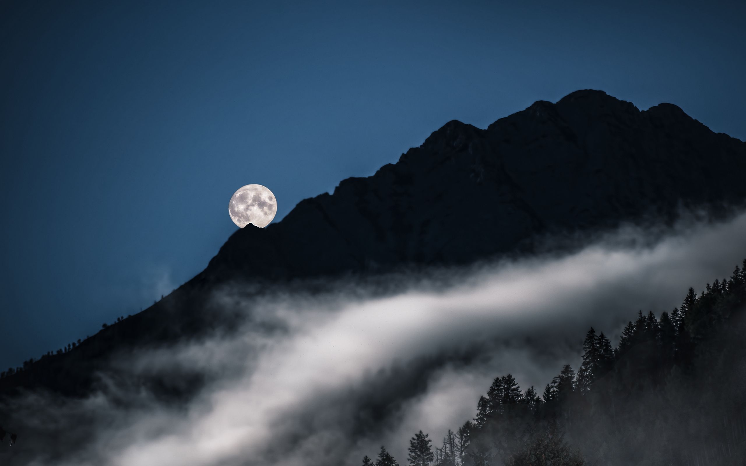 Луна туман песня. Горы в тумане и Луна. Луна в тумане. Обои Moon туман. Уэда Акинари Луна в тумане.