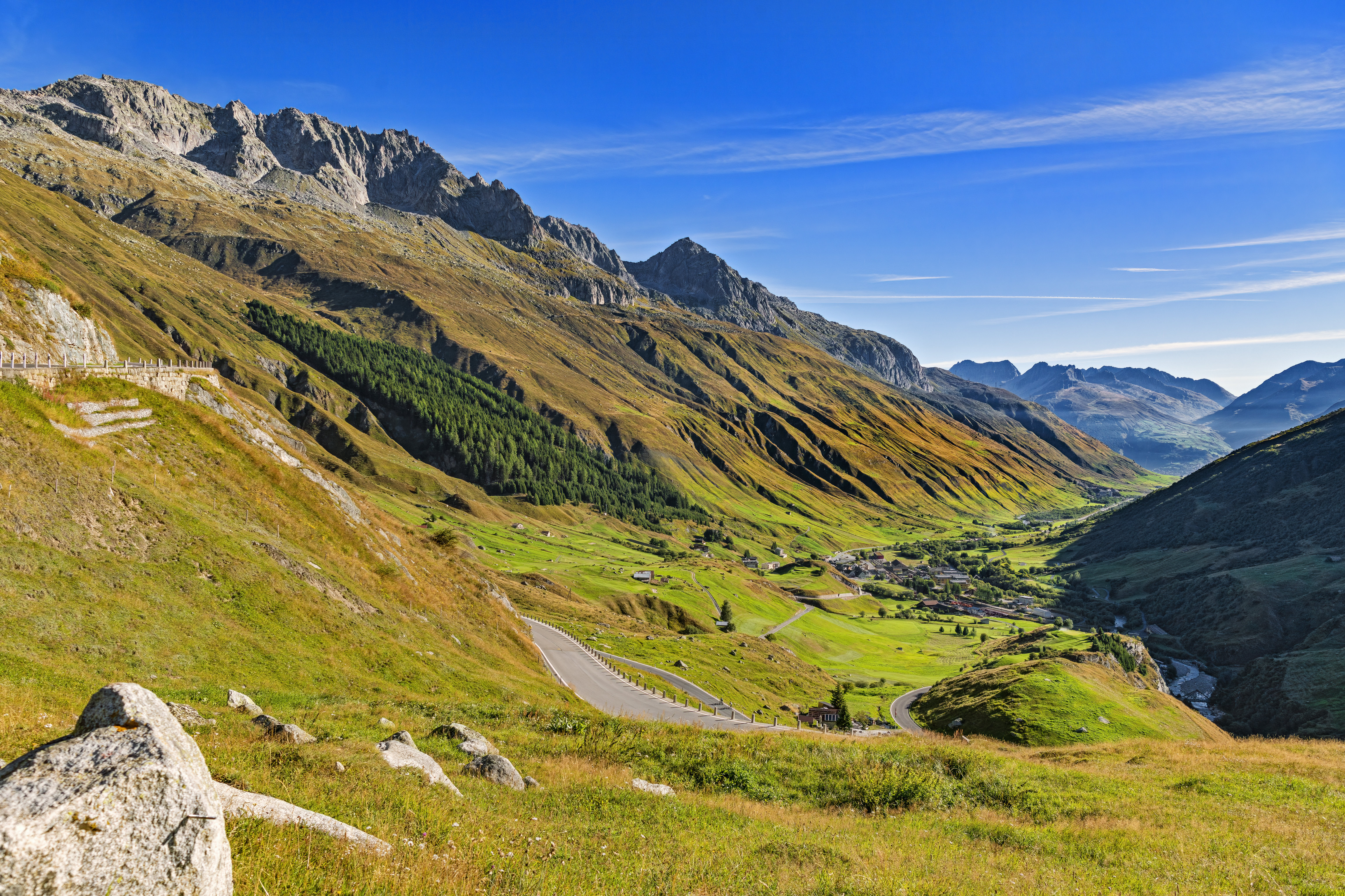 пейзаж горы долина. курайская степь. зеленые холмы доломитовые альпы. горная долина. долина катманду гималаи.