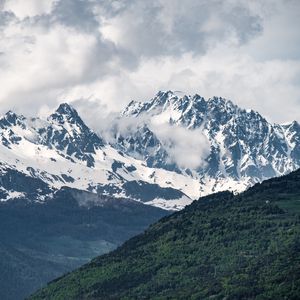 Превью обои горы, долина, вершины, заснеженный, деревья, небо