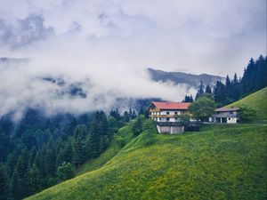 Превью обои горы, дом, облака, природа, пейзаж