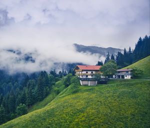 Превью обои горы, дом, облака, природа, пейзаж
