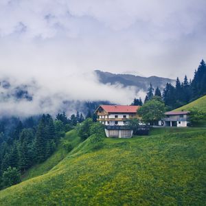 Превью обои горы, дом, облака, природа, пейзаж