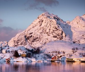 Превью обои горы, дом, снег, море, побережье