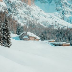 Превью обои горы, домик, снег, зима, елки, пейзаж