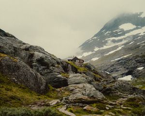 Превью обои горы, домик, зелень, пейзаж