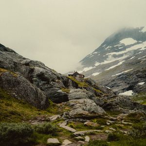 Превью обои горы, домик, зелень, пейзаж