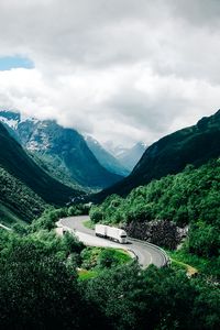 Превью обои горы, дорога, автомобиль, облака, норвегия