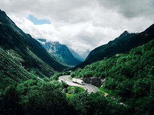 Превью обои горы, дорога, автомобиль, облака, норвегия