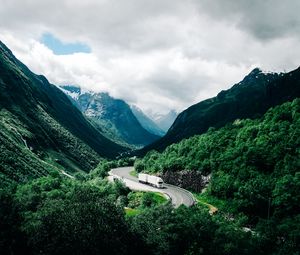 Превью обои горы, дорога, автомобиль, облака, норвегия