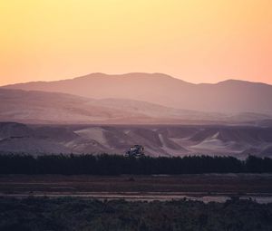 Превью обои горы, дорога, машина, сумерки, пейзаж