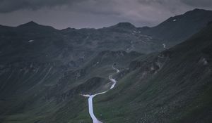 Превью обои горы, дорога, пруд, дома, природа